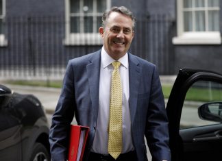 Brexit, il ministro Fox: “L’intransigenza dell’Ue spinge verso il no deal”