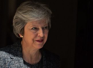 Regno Unito, May balla con bambini in Sudafrica: ironia sui media Gb