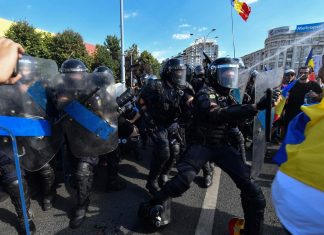Romania: gas lacrimogeni contro i dimostranti anti-corruzione