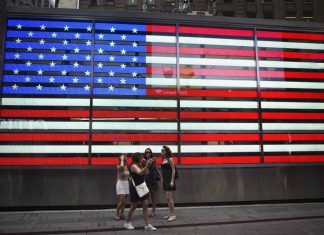 Morto a 91 anni Neil Simon, autore di ‘A piedi nudi nel parco’