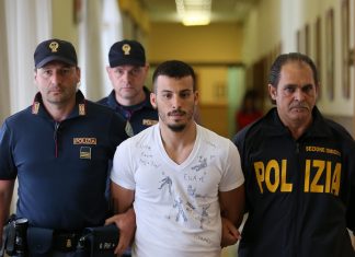 Napoli, non si fermano all’alt e tentano di sparare alla polizia: 2 arresti
