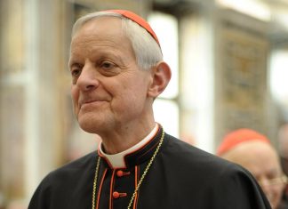 Pedofilia, Wuerl in ginocchio durante messa per vittime. Pronto a dimettersi