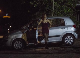 Viterbo, venduta come schiava e avviata alla prostituzione: arrestati gli aguzzini