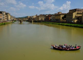 Si sporge troppo da una spalletta lungo l’Arno e cade: muore 25enne