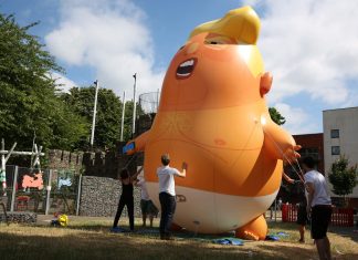 Regno Unito, gonfiabile di Khan vola su Londra: è risposta a ‘Baby Trump’