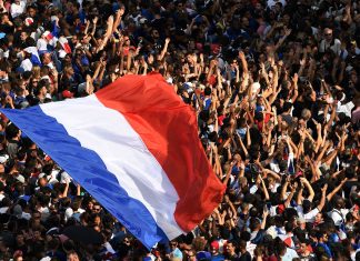 Francia, Jeff Koons lunedì in tribunale: Naf Naf lo accusa di plagio