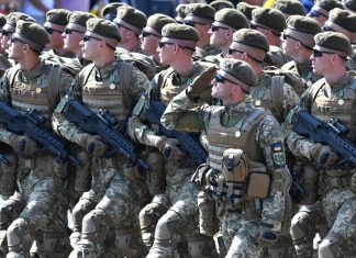 Ucraina, scontri fra nazionalisti e polizia a Kiev: feriti 7 agenti