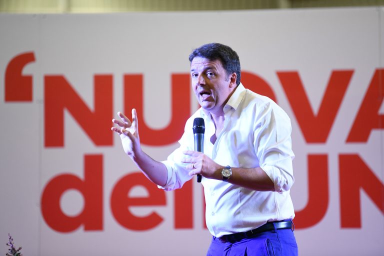 Crisi di governo, Renzi apre ai 5 Stelle per frenare Salvini. Lombardi: “Pronti ad un patto col Pd”