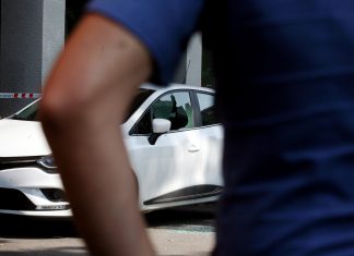 Napoli, poliziotto libero da servizio sventa rapina: 2 arresti