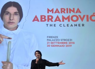 Firenze, aggredita Marina Abramovic: uomo le lancia una tela in testa