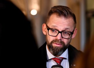 Nobel, caso molestie: il fotografo Arnault arrestato per rischio di fuga all’estero