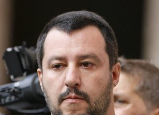 Una bomba carta contro la sede della Lega in provincia di Trento dove fa tappa Salvini