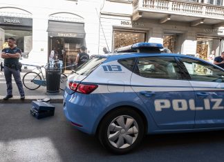 Roma, rapina in supermercato con fucile da pesca: arrestato