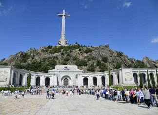 Spagna, un artista scrive ‘Libertà’ sulla tomba di Franco: fermato
