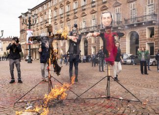 Scuola, studenti in corteo Torino bruciano i manichini di Salvini e Di Maio