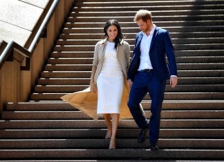 Regno Unito, Meghan e Harry in Australia: in spiaggia con i surfisti