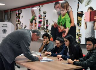 Brasile, elettori Haddad alle urne con libri ‘anti’ Bolsonaro