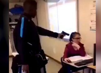 Francia, studente punta un’arma alla testa dell’insegnante: “Mettimi presente”