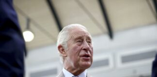 Inghilterra, il principe Carlo visita la Contea di Tyne and Wear a Newcastle Britain's Prince Charles meets representatives from the London North Eastern Railway (LNER) and the Changing Lives charity at Newcastle Central Station during a visit to Tyne and Wear, Newcastle, England, Tuesday Nov. 9, 2021. (Hannah McKay/Pool Photo via AP)