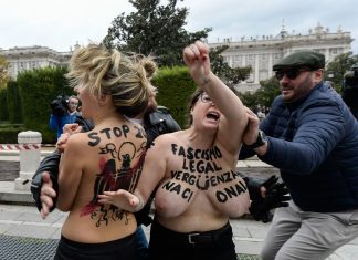 Spagna, protesta delle Femen a Madrid contro Franco
