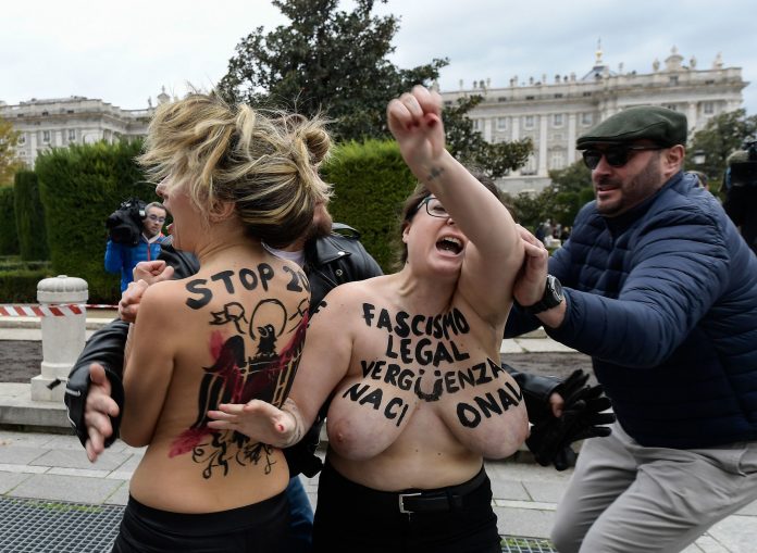 Spagna, protesta delle Femen a Madrid contro Franco