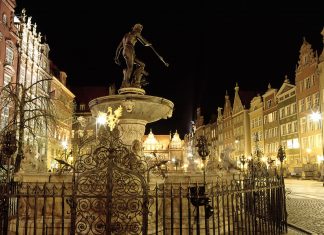 Polonia, anche bandiere Forza nuova in corteo indipendenza a Varsavia