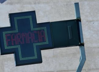 Milano, baby gang rapina farmacia, 19enne ferito a una mano: 2 arresti