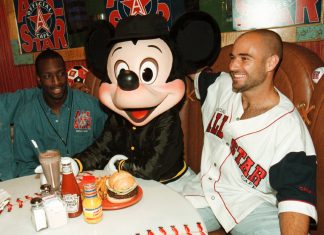 Topolino, festa per i 90 anni dell’eroe Disney alla Rinascente a Milano