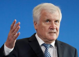 Germania, bufera sul capo 007 Maassen: Seehofer lo manda in pensione anticipata