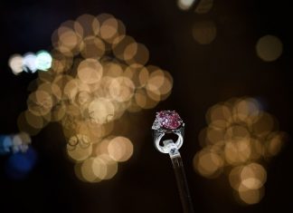Venduto all’asta un diamante rosa per 44,3 mln: è prezzo record al carato
