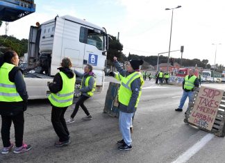 Gilet gialli, 200 camion bloccati vicino deposito carburante a Rennes