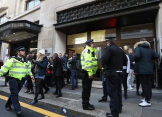 Londra, uomo accoltella due persone alla Sony: non è terrorismo, ma una lite tra cuochi