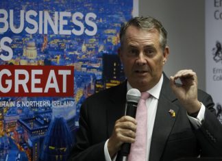 Brexit, Fox: “Possibilità di uscita al 50-50 se intesa respinta a Londra”