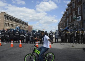 Usa, troppi omicidi: la polizia di Baltimora compra le armi dei cittadini