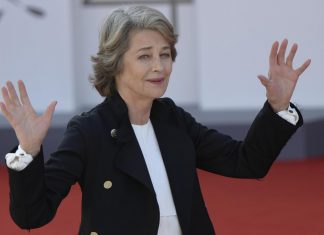 Cinema, Berlino omaggia il fascino di Charlotte Rampling con il premio alla carriera