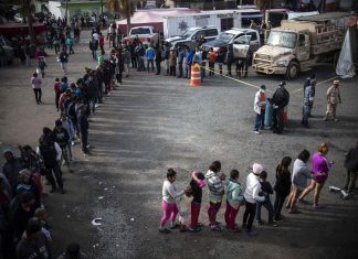 Carovana migranti, media: numeri su braccia di bimbi in Messico