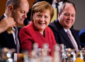 Ucraina, appello Merkel-Macron per cessate il fuoco durevole