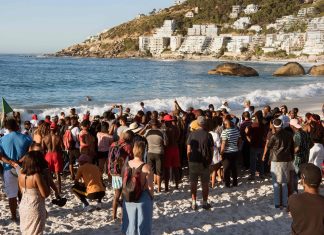 Sudafrica, turisti neri cacciati da Clifton Beach: rivolta in spiaggia