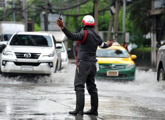 Thailandia, migliaia di turisti in fuga per arrivo tempesta Pabuk