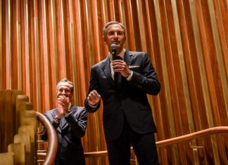 Usa 2020, l’ex ceo di Starbucks sfidaTrump. Il tycoon: “Non ha fegato”