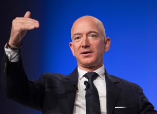Amazon, Bezos divorzia per l’amante. Sullo sfondo il braccio di ferro con Trump