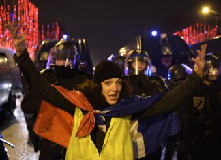 Gilet gialli in piazza. Lacrimogeni e ‘flash ball’ sparati sulla folla. Assalto al ministero dei rapporti con il Parlamento
