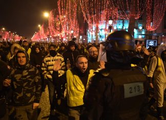 Gilet gialli, proteste a Parigi: scontri con la polizia