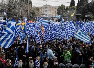 Grecia, marea blu e bianca a piazza Syntagma contro accordo Macedonia