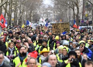 Gilet gialli, a Parigi sfilano migliaia di Foulard rossi