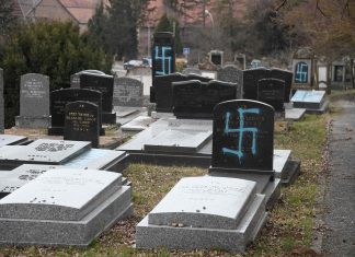 Francia, svastiche e scritte antisemite in cimitero vicino Lione