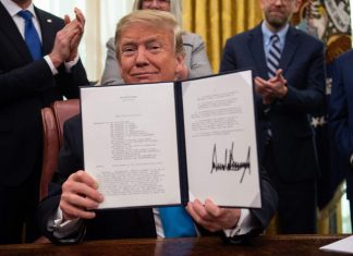 Trump firma la direttiva per nuova Space Force