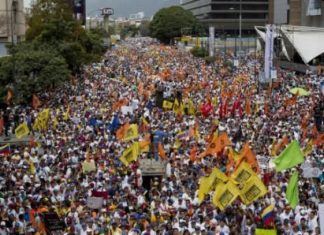 Venezuela, l’esercito blocca l’ingresso di viveri e medicine