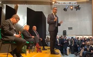 Reddito, al via il portale: ma è solo informativo. Di Maio fischiato a Pomigliano nel giorno del debutto del sito