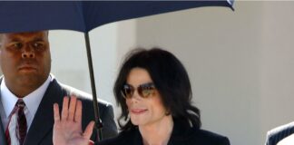 Michael Jackson arriva in ritardo e in Pigiama al processo ©AXELLE/BAUER/Lapresse 10/03/05 Santa Maria Esteri Michael Jackson arriva in ritardo e in Pigiama al processo, Santa Maria Nella foto: Michael Jackson Only Italy
